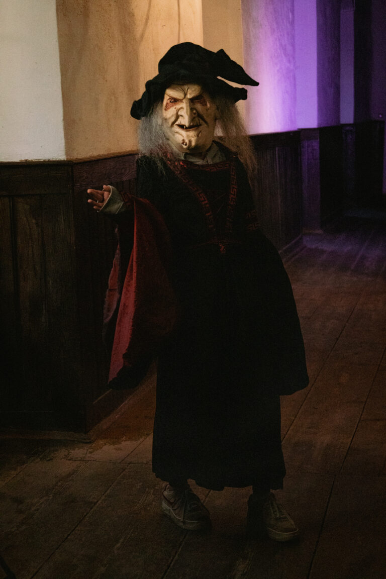 Hannah (mit Maske)