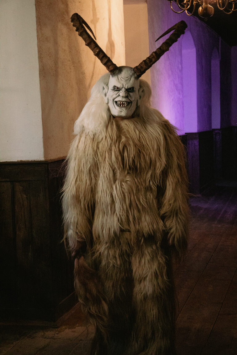 Florian Schaffer (mit Maske)
